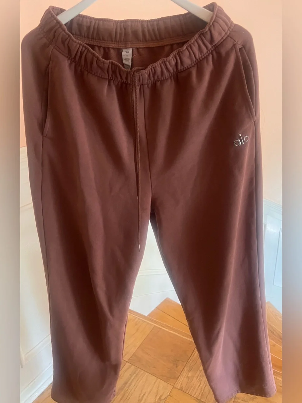 Alo Brown Cozy Fleece Sweatpants accolade burgundy copper logo vuori athleisure